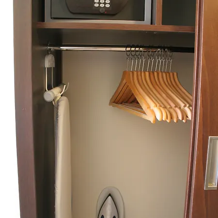 Livadhiotis Готель 2*